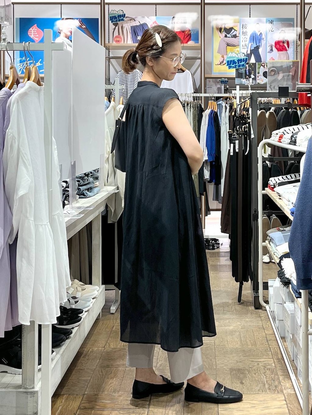 「ローファー、ショルダーバッグ、タンクトップ、高身長、体型カバー、ナチュラル、デート/ロマンティック、楽ちんコーデ、着痩せ、旅行、GLOBAL WORK、サマ見え_GLOBAL WORK、着痩せ・細見え、夏コーデ、ワンピース」|「GLOBAL WORKのサイズ拡大/らくっション撥水2WAYローファー/131468(ローファー、ブラック系)」を使った、nibakeryさん(レディース・168cm)の夏コーディネートの2枚目の写真