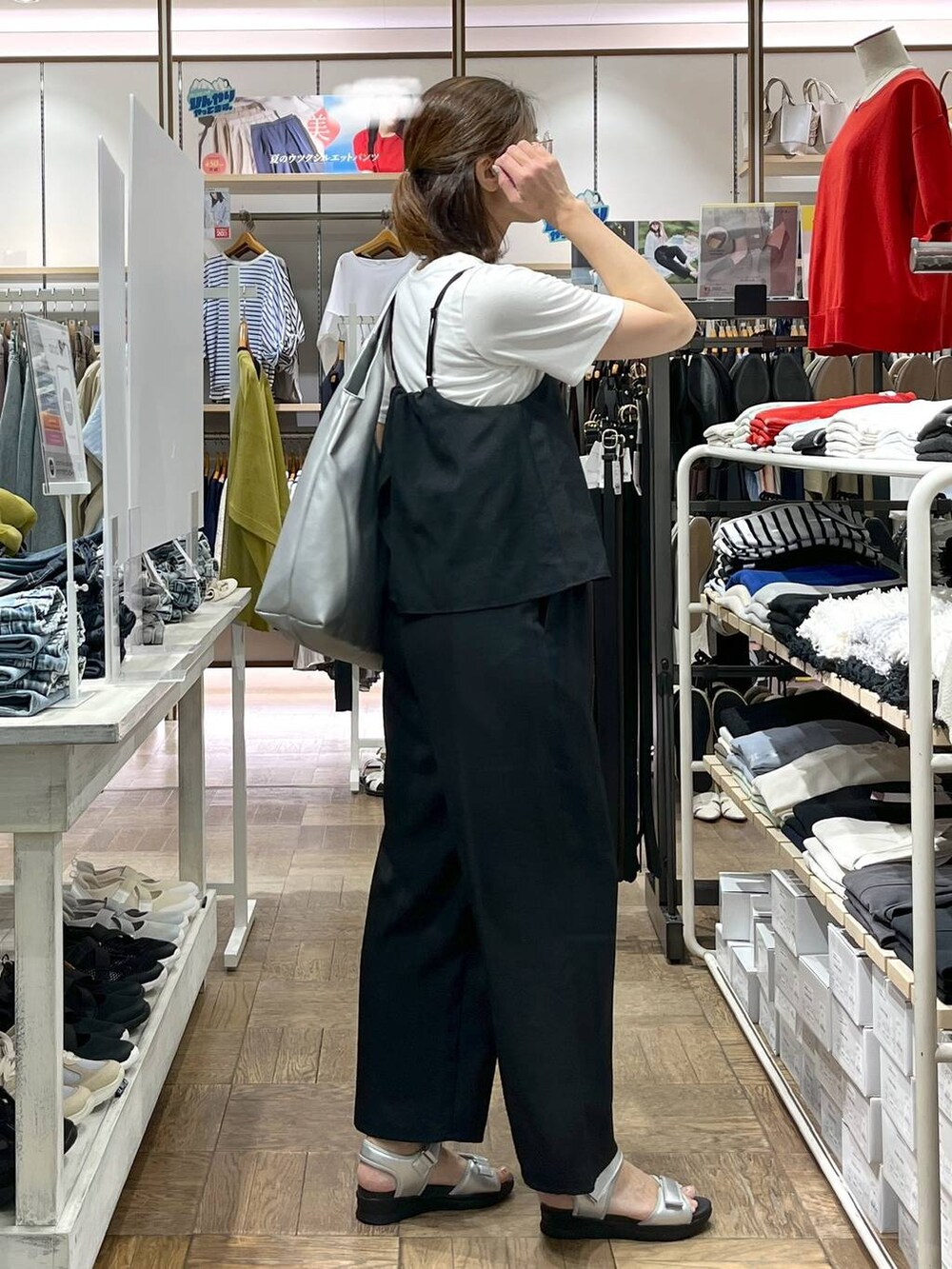 「楽ちんコーデ、着痩せ、高身長、体型カバー、ナチュラル、デート/ロマンティック、旅行、GLOBAL WORK、サマ見え_GLOBAL WORK、着痩せ・細見え、夏コーデ、ネックレス、サンダル、トートバッグ、Tシャツ」｜「GLOBAL WORKのステンレスバーネックレス/160620（ネックレス、グレー系）」を使った、nibakeryさん（レディース・168cm）の夏コーディネートの2枚目の写真