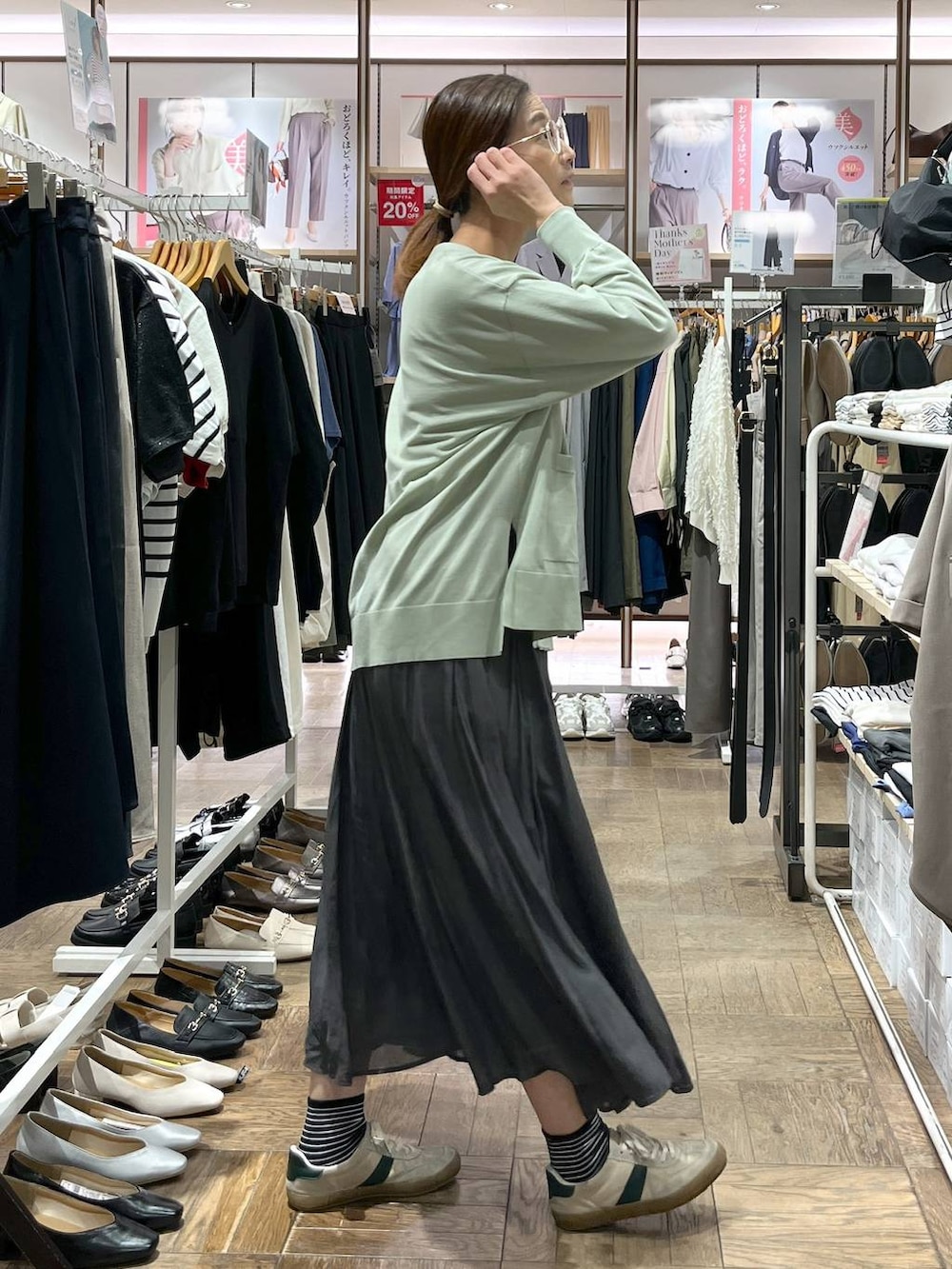 「楽ちんコーデ、着痩せ、GLOBAL WORK、サマ見え_GLOBAL WORK、高身長、体型カバー、ナチュラル、デート/ロマンティック、旅行、着痩せ・細見え、春コーデ、ロンT、ニット、カーディガン、スニーカー」|「GLOBAL WORKのエアかるクラシックスニーカー/135751(スニーカー、ベージュ系)」を使った、nibakeryさん(レディース・168cm)の春コーディネートの2枚目の写真