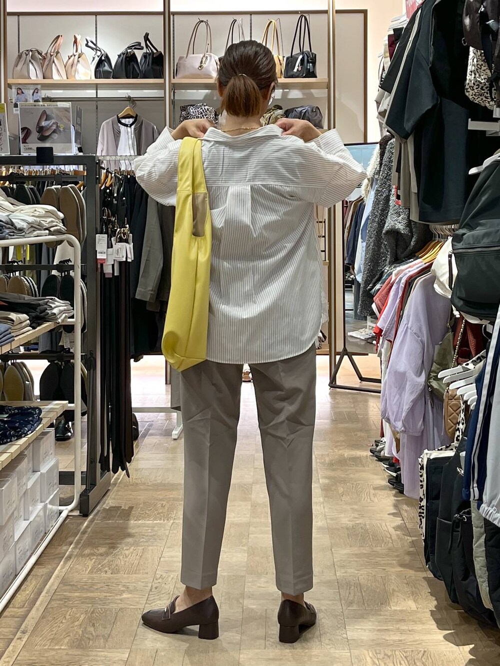 ブラウン系のローファー、イエロー系のトートバッグ、ブラウン系のその他パンツを着用したレディースの秋コーディネートの3枚目の写真