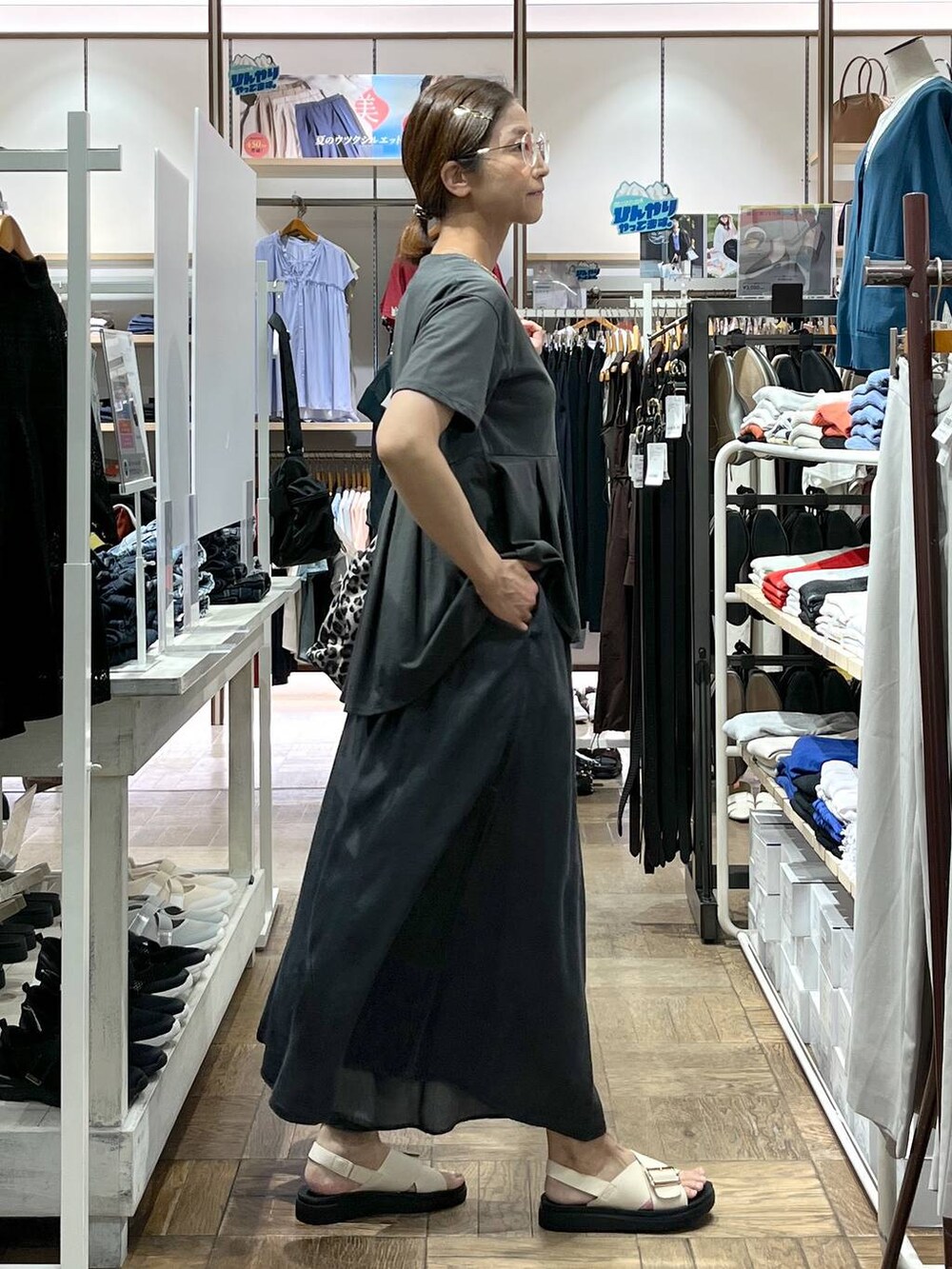 「デート/ロマンティック、楽ちんコーデ、着痩せ、旅行、GLOBAL WORK、サマ見え_GLOBAL WORK、着痩せ・細見え、夏コーデ、ネックレス、Tシャツ、トートバッグ、ワイドパンツ、サンダル、接触冷感、高身長」|「GLOBAL WORKのカラービーズ二連ロングネックレス/251912(ネックレス、ブルー系)」を使った、nibakeryさん(レディース・168cm)の夏コーディネートの2枚目の写真