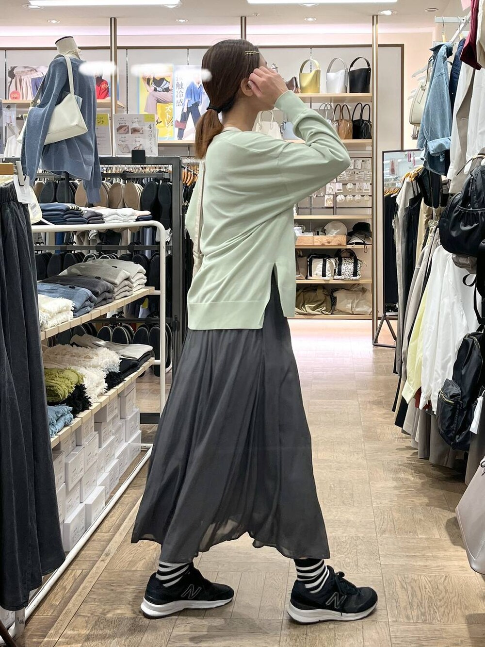 「着痩せ・細見え、高身長、体型カバー、ナチュラル、デート/ロマンティック、楽ちんコーデ、着痩せ、旅行、GLOBAL WORK、サマ見え_GLOBAL WORK、軽量、スカート、タンクトップ、夏コーデ、ニット」｜「GLOBAL WORKのエアリーリラックスフレアスカート/147678（スカート、ブラック系）」を使った、nibakeryさん（レディース・168cm）の春コーディネートの2枚目の写真