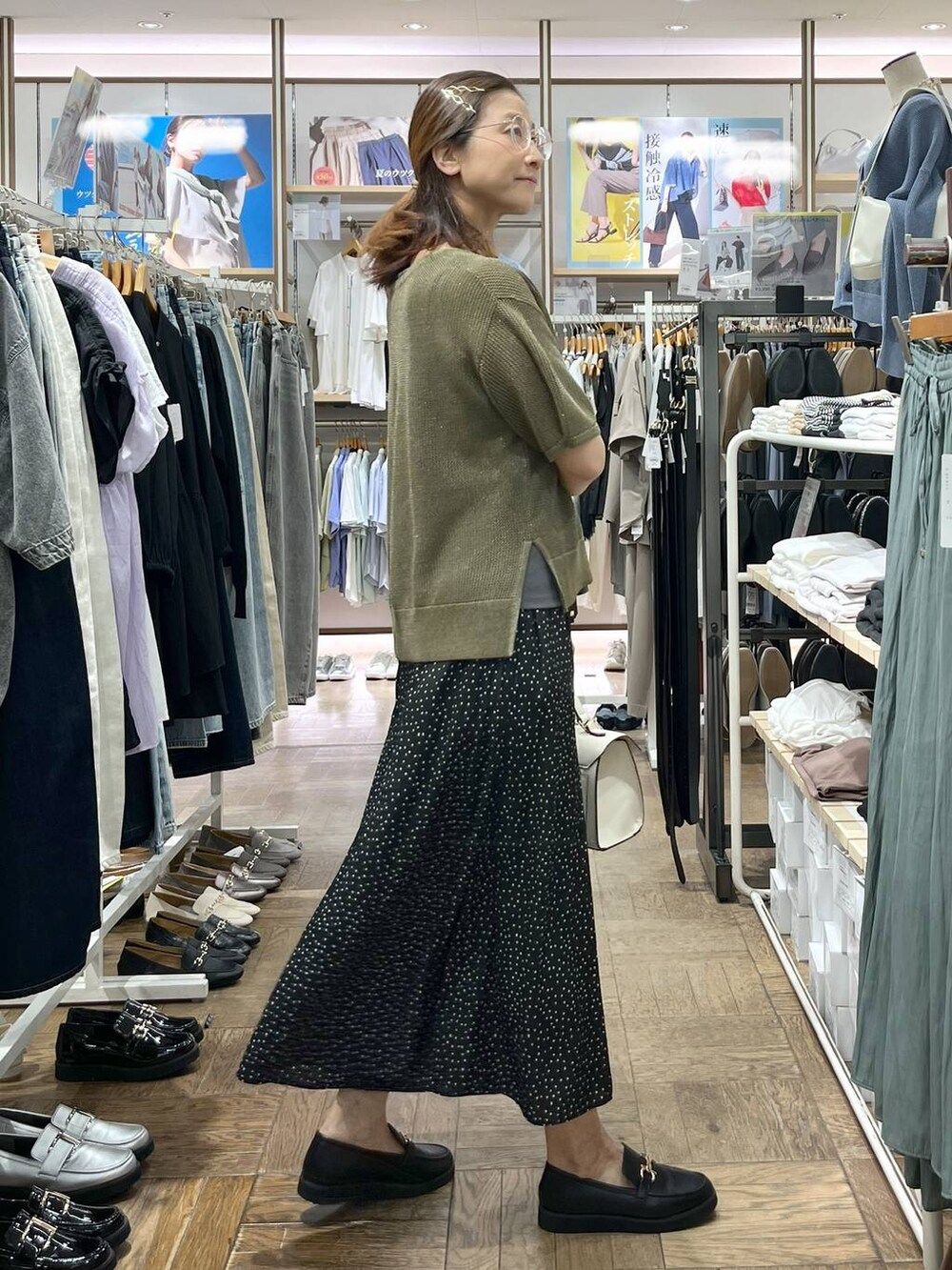 「ワイドパンツ、高身長、体型カバー、ナチュラル、デート/ロマンティック、楽ちんコーデ、着痩せ、旅行、GLOBAL WORK、サマ見え_GLOBAL WORK、着痩せ・細見え、厚底シューズ、ローファー、ショルダーバッグ、バッグ」｜「GLOBAL WORKのエアかる厚底ローファー/136031（ローファー、ブラック系）」を使った、nibakeryさん（レディース・168cm）の夏コーディネートの2枚目の写真