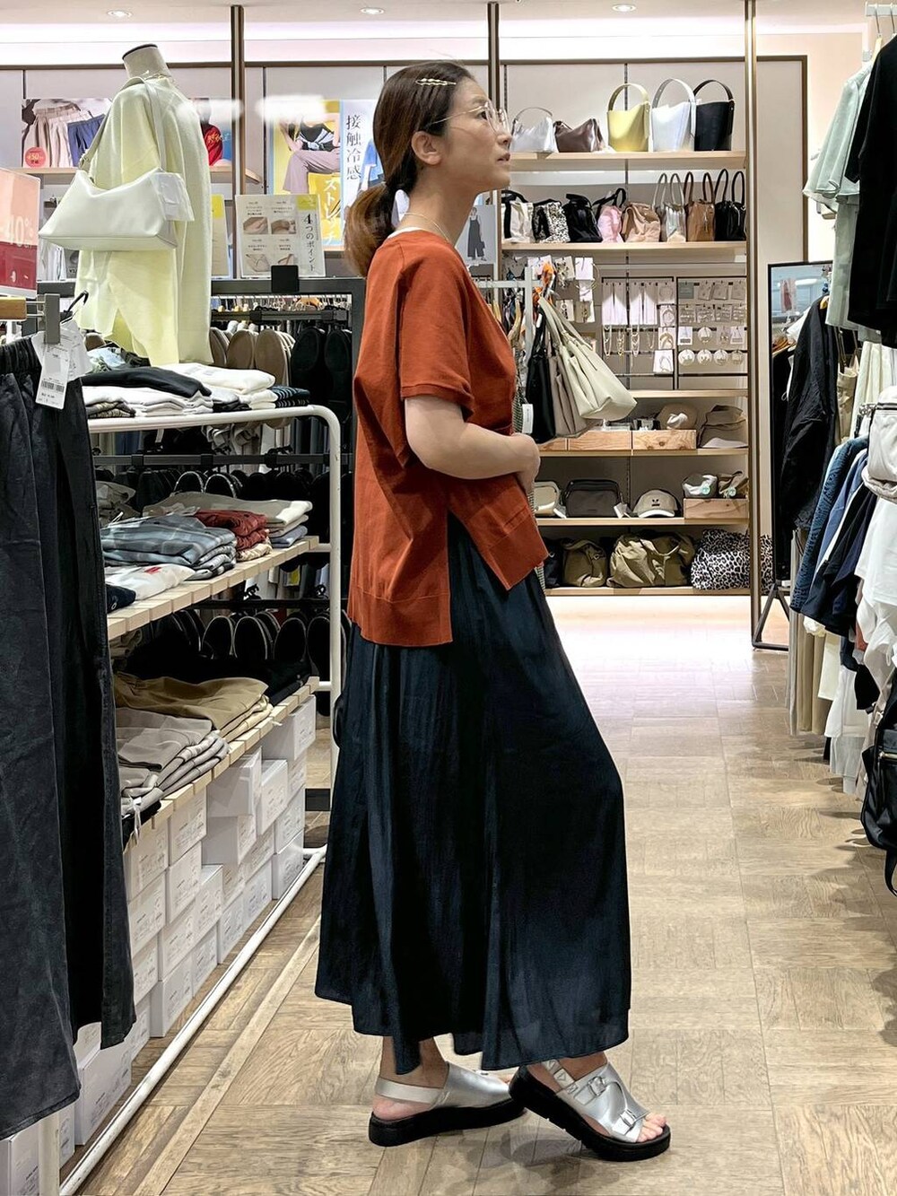 「夏コーデ、タンクトップ、ネックレス、高身長、体型カバー、ナチュラル、デート/ロマンティック、楽ちんコーデ、着痩せ、旅行、GLOBAL WORK、サマ見え_GLOBAL WORK、着痩せ・細見え、サンダル、さらさらリラックス_GLOBAL WORK」|「GLOBAL WORKのスペ軽お財布ショルダー/132336(ショルダーバッグ、ブラック系)」を使った、nibakeryさん(レディース・168cm)の春コーディネートの2枚目の写真