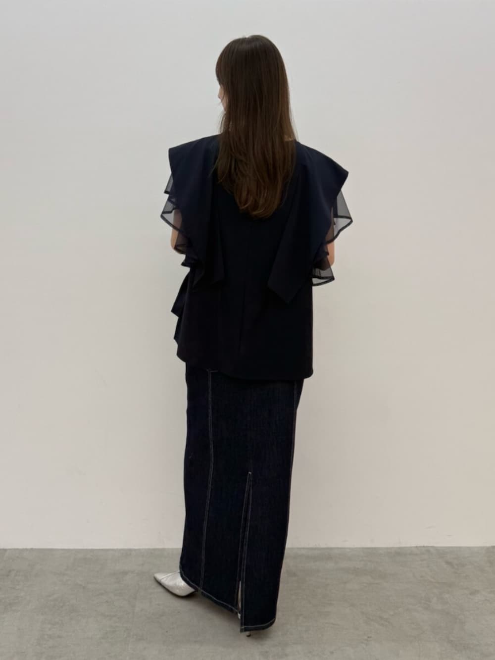 シルバー系のパンプス、ブルー系のシャツ/ブラウス、ブルー系のスカートを着用したレディースの春コーディネートの4枚目の写真