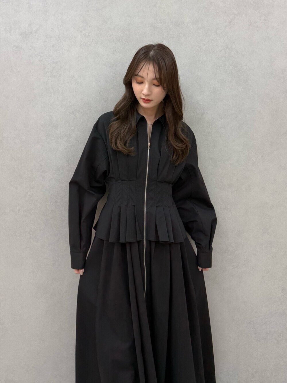 ブラック系のパンプス、ブラック系のワンピースを着用したレディースの冬コーディネートの5枚目の写真