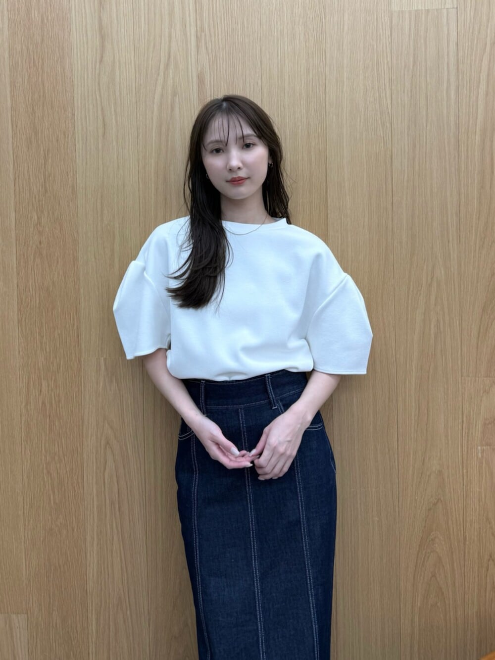 ホワイト系のTシャツ/カットソー、ブルー系のスカート、ブラウン系のサンダルを着用したレディースの春コーディネートの5枚目の写真