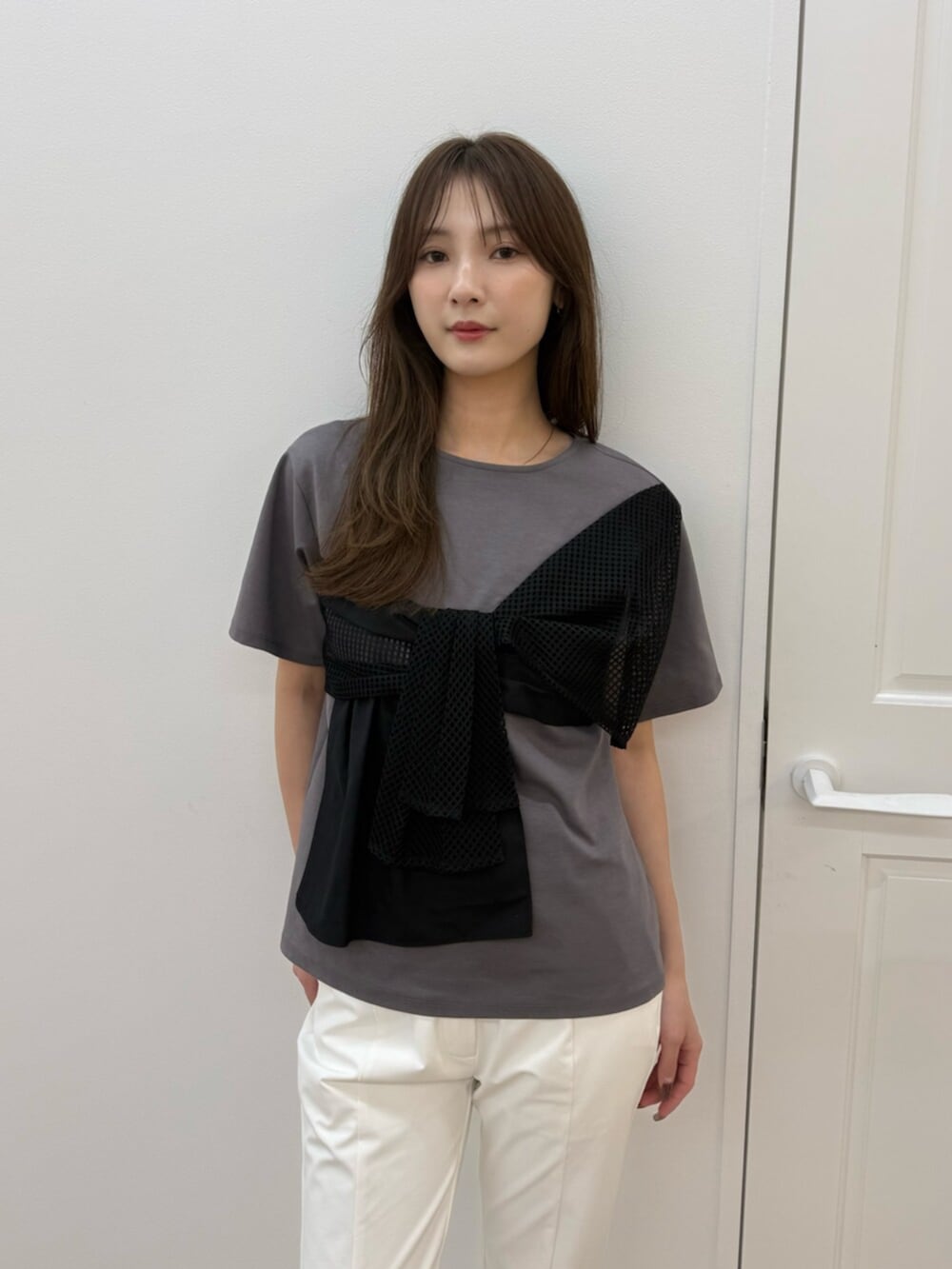 ホワイト系のその他パンツ、ブラック系のパンプス、グレー系のTシャツ/カットソーを着用したレディースの春コーディネートの6枚目の写真