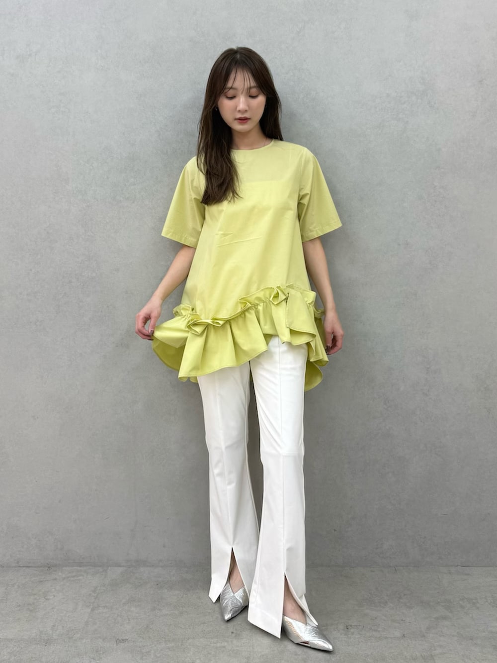 ホワイト系のその他パンツ、シルバー系のパンプス、イエロー系のシャツ/ブラウスを着用したレディースの春コーディネートの2枚目の写真