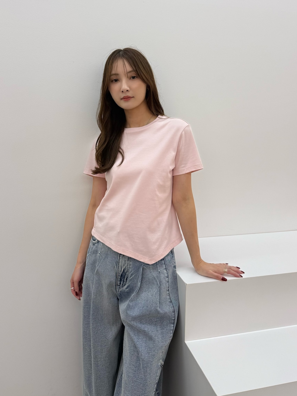 ピンク系のTシャツ/カットソー、ブルー系のデニムパンツを着用したレディースの夏コーディネートの5枚目の写真