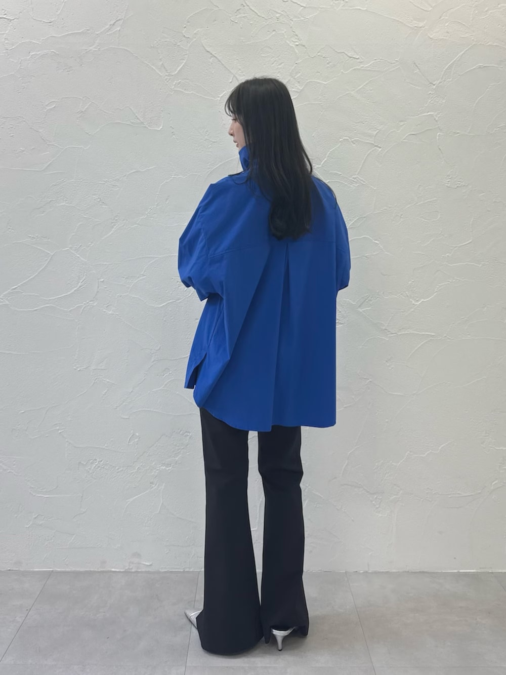 シルバー系のパンプス、ブラック系のその他パンツ、ブルー系のブルゾンを着用したレディースの春コーディネートの3枚目の写真