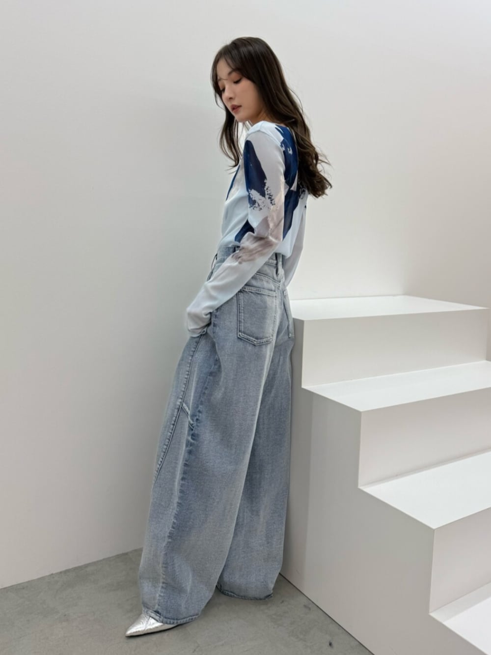 ブルー系のTシャツ/カットソー、ブルー系のデニムパンツを着用したレディースの冬コーディネートの2枚目の写真