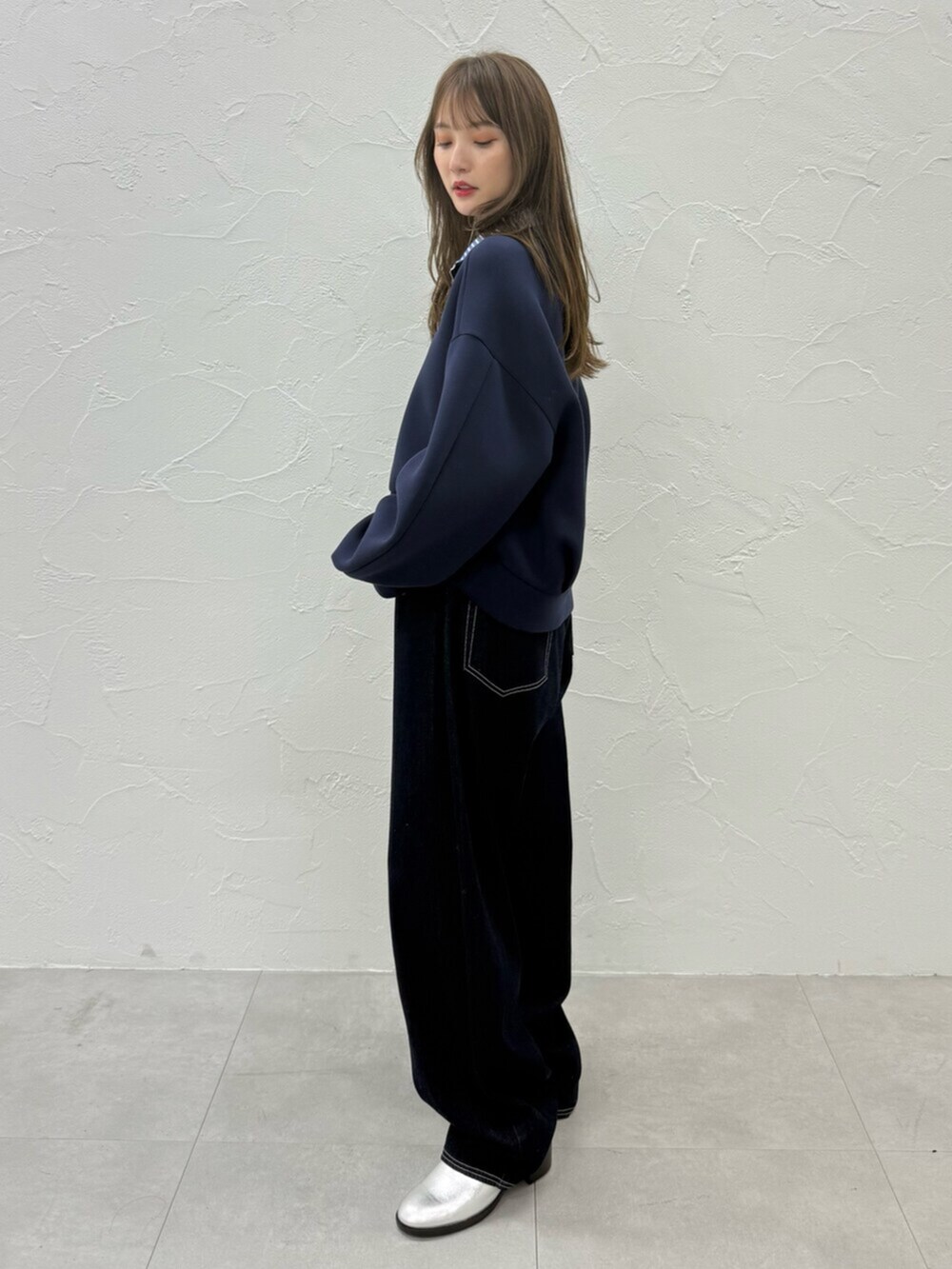 ブルー系のTシャツ/カットソー、シルバー系のパンプス、ブルー系のデニムパンツを着用したレディースの秋コーディネートの3枚目の写真