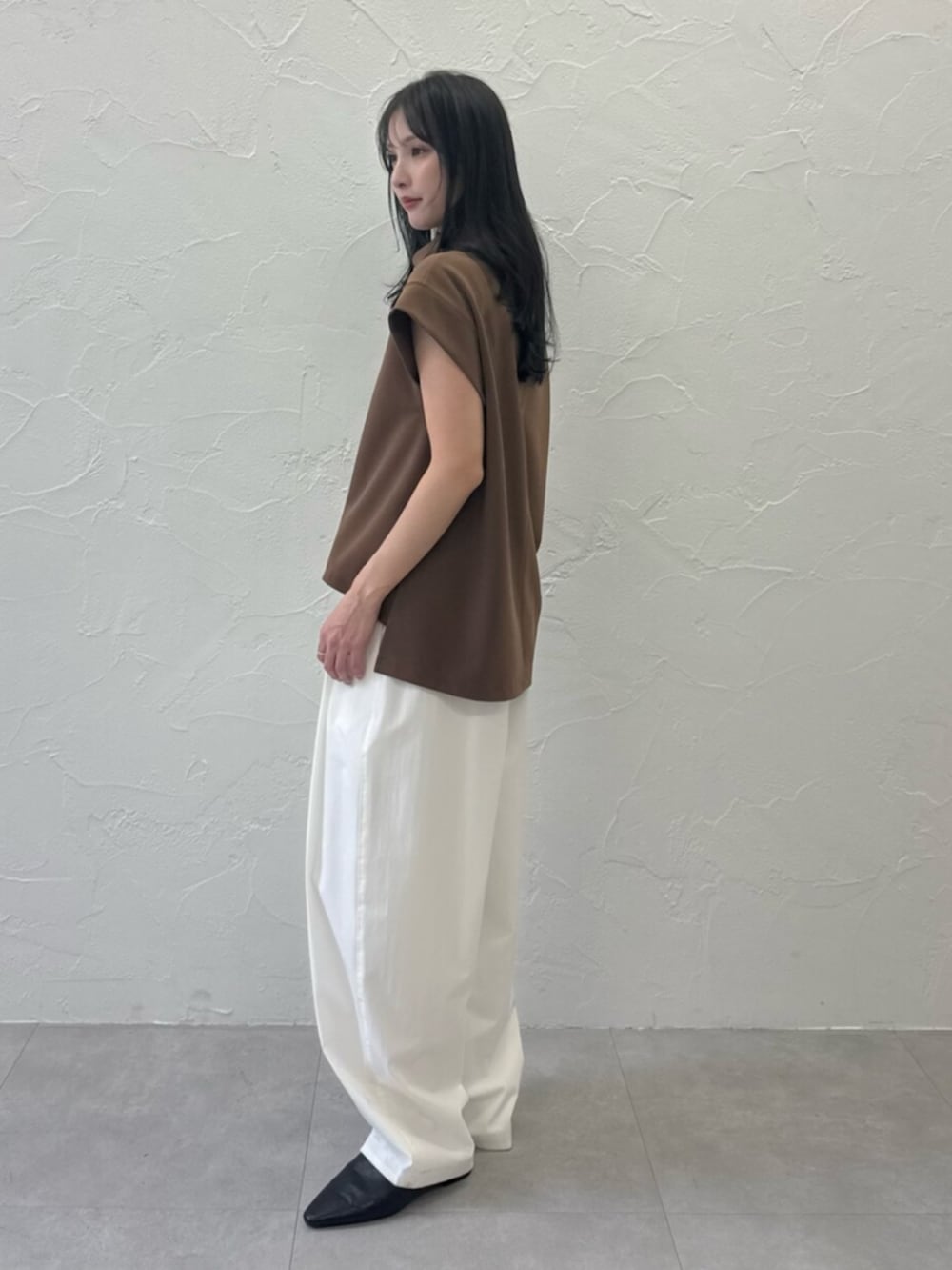 ブラック系のパンプス、ブラウン系のTシャツ/カットソー、ホワイト系のその他パンツを着用したレディースの春コーディネートの3枚目の写真