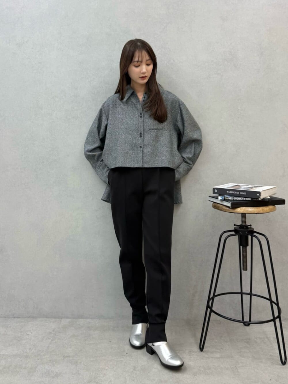 ブラック系のその他パンツ、グレー系のシャツ/ブラウス、シルバー系のパンプスを着用したレディースの秋コーディネートの4枚目の写真
