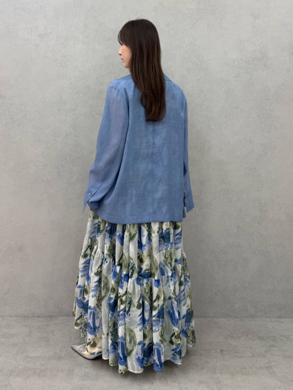 シルバー系のパンプス、ブルー系のテーラードジャケット、ブルー系のワンピースを着用したレディースの春コーディネートの4枚目の写真