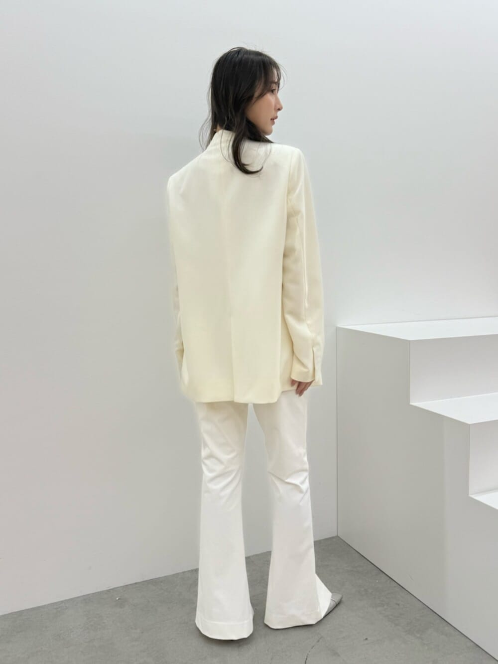 ホワイト系のその他パンツ、ホワイト系のノーカラージャケットを着用したレディースの冬コーディネートの4枚目の写真