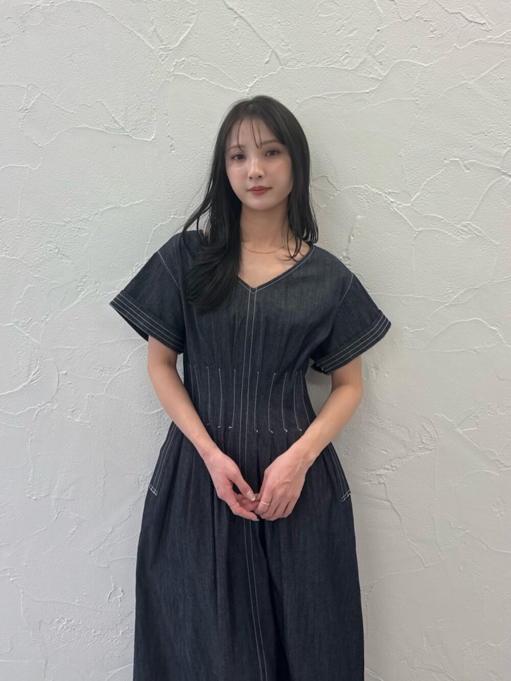 ブルー系のワンピース、シルバー系のパンプスを着用したレディースの春コーディネートの6枚目の写真