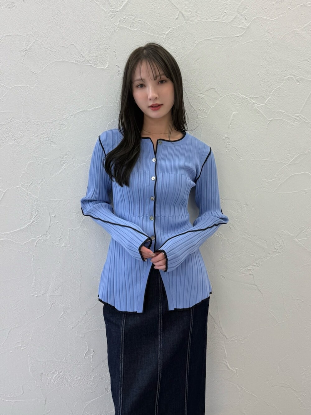 ブラック系のパンプス、ブルー系のニット/セーター、ブルー系のスカートを着用したレディースの春コーディネートの5枚目の写真