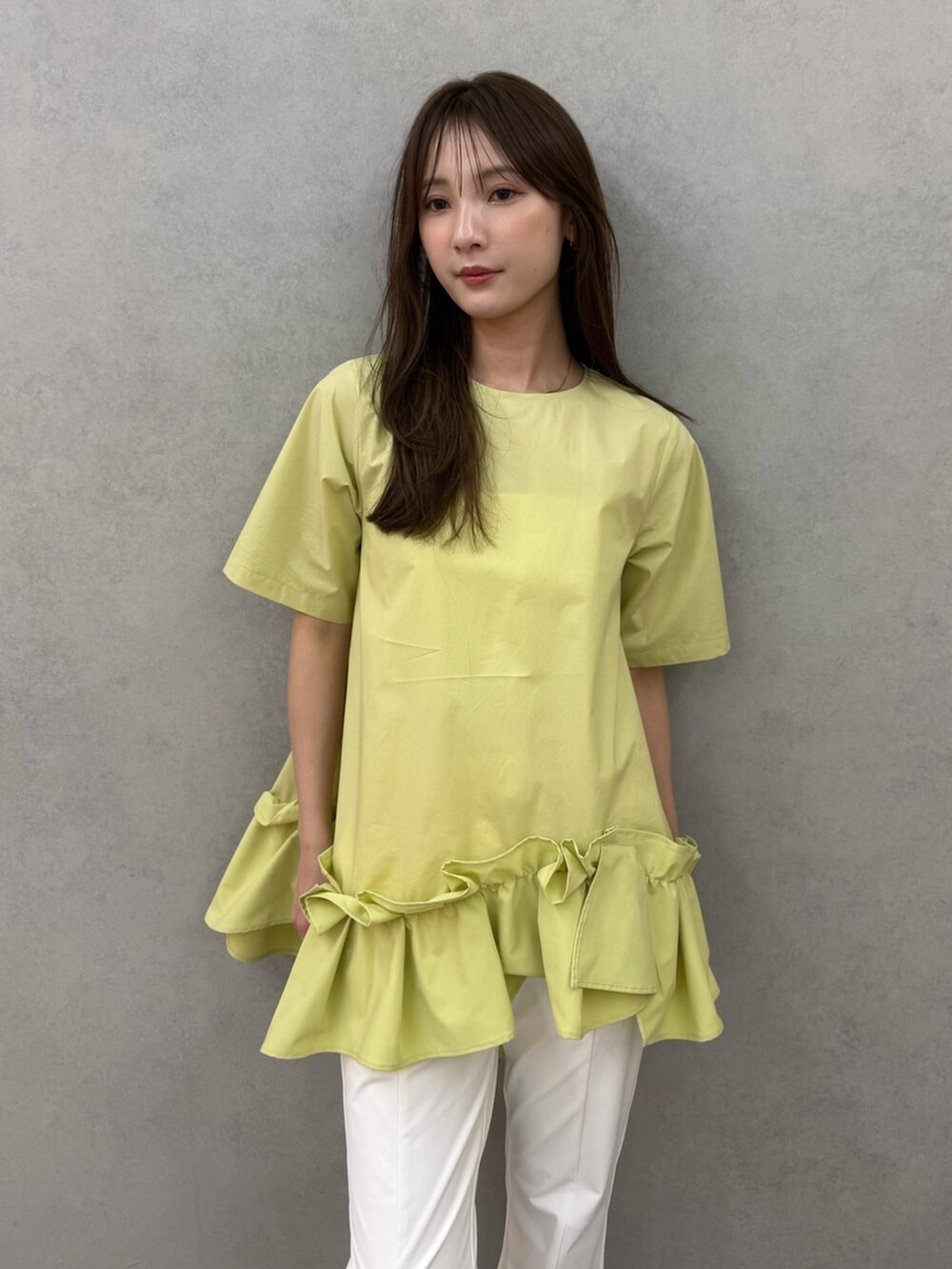 ホワイト系のその他パンツ、シルバー系のパンプス、イエロー系のシャツ/ブラウスを着用したレディースの春コーディネートの6枚目の写真