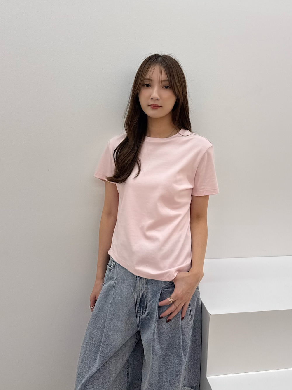 ピンク系のTシャツ/カットソー、ブルー系のデニムパンツを着用したレディースの夏コーディネートの6枚目の写真