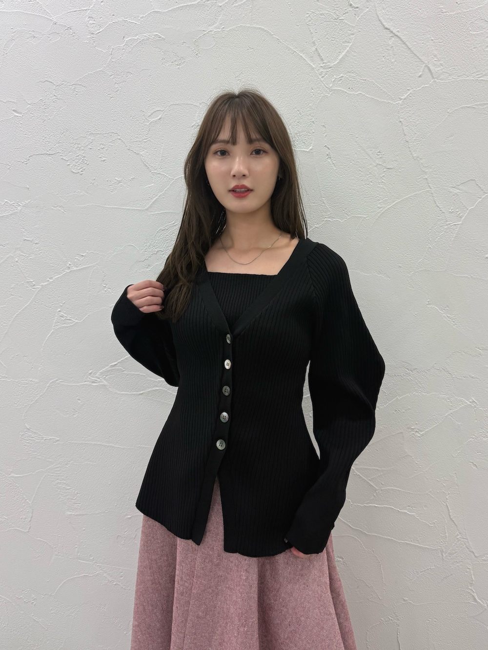 ブラック系のカーディガン/ボレロ、レッド系のスカートを着用したレディースの秋コーディネートの4枚目の写真