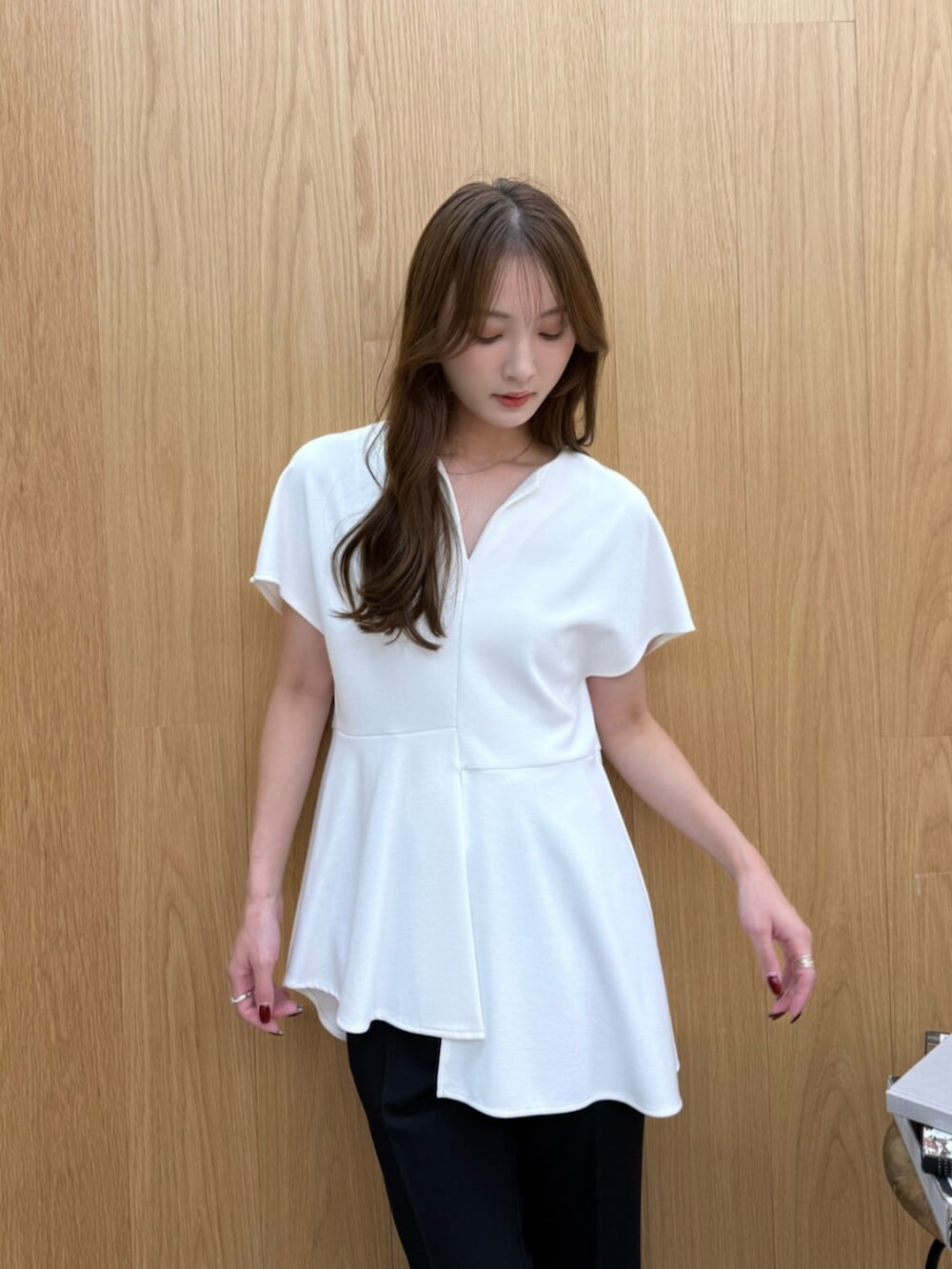 ホワイト系のTシャツ/カットソー、ブラック系のサンダル、ブラック系のその他パンツを着用したレディースの夏コーディネートの5枚目の写真