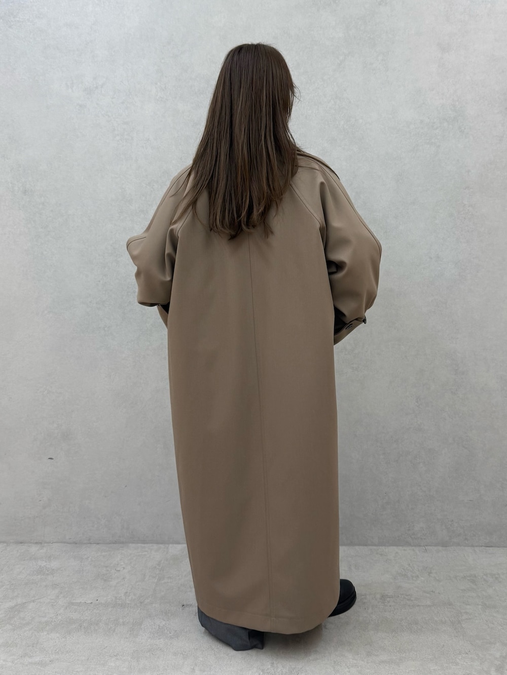 ホワイト系のカーディガン/ボレロ、グレー系のその他パンツ、ベージュ系のその他アウターを着用したレディースの秋コーディネートの4枚目の写真