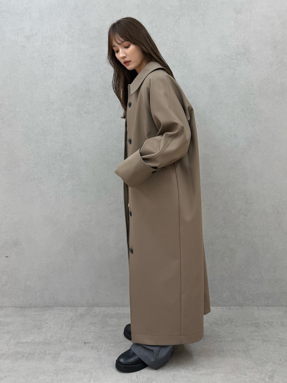 ホワイト系のカーディガン/ボレロ、グレー系のその他パンツ、ベージュ系のその他アウターを着用したレディースの秋コーディネートの3枚目の写真