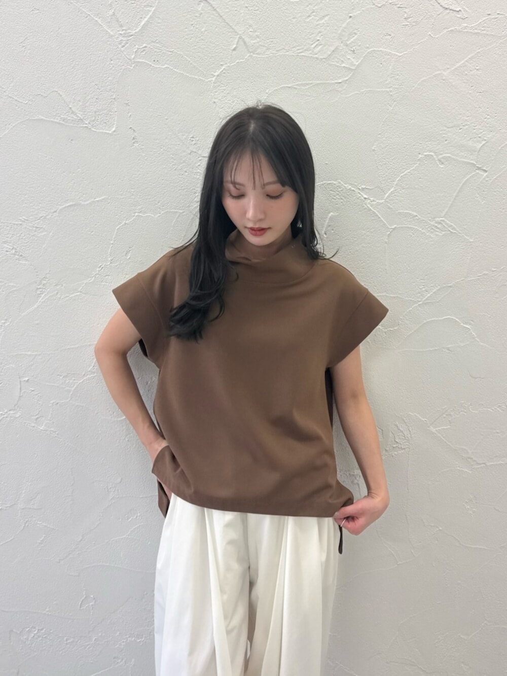 ブラック系のパンプス、ブラウン系のTシャツ/カットソー、ホワイト系のその他パンツを着用したレディースの春コーディネートの6枚目の写真