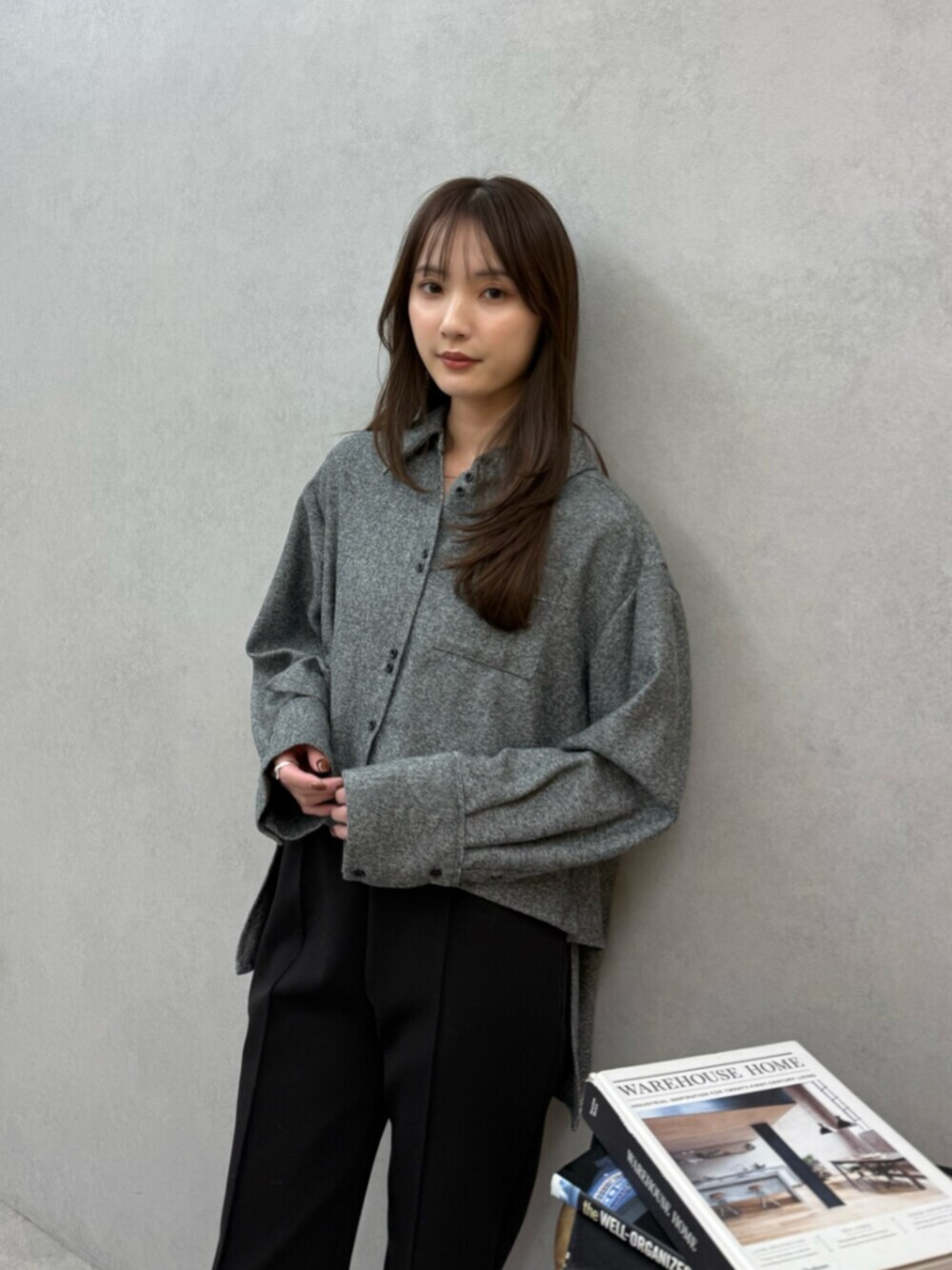 ブラック系のその他パンツ、グレー系のシャツ/ブラウス、シルバー系のパンプスを着用したレディースの秋コーディネートの5枚目の写真