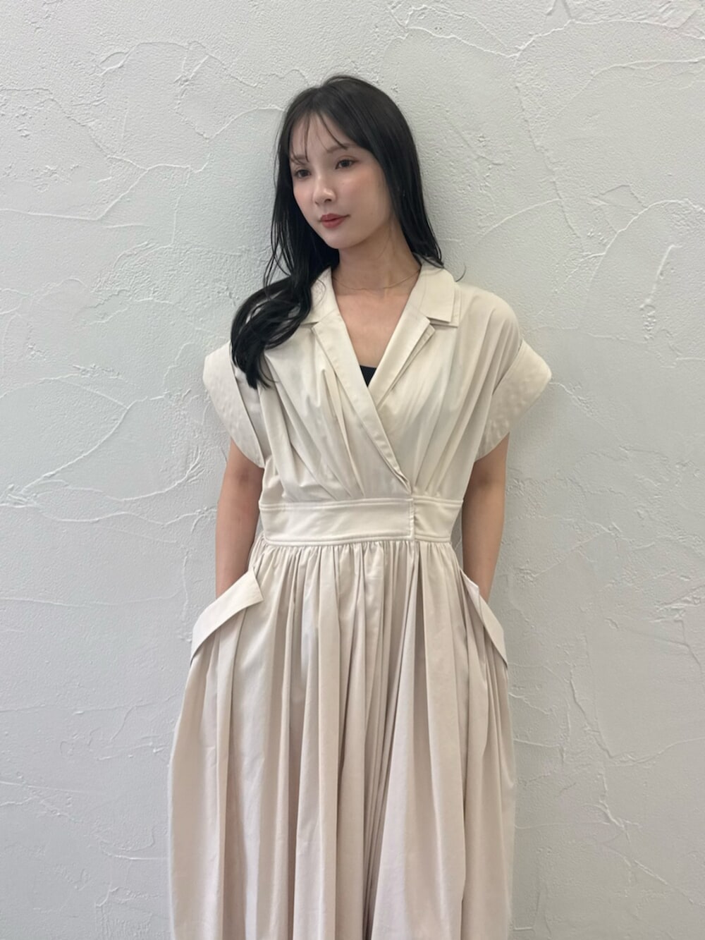 ブラック系のパンプス、ベージュ系のワンピースを着用したレディースの春コーディネートの6枚目の写真