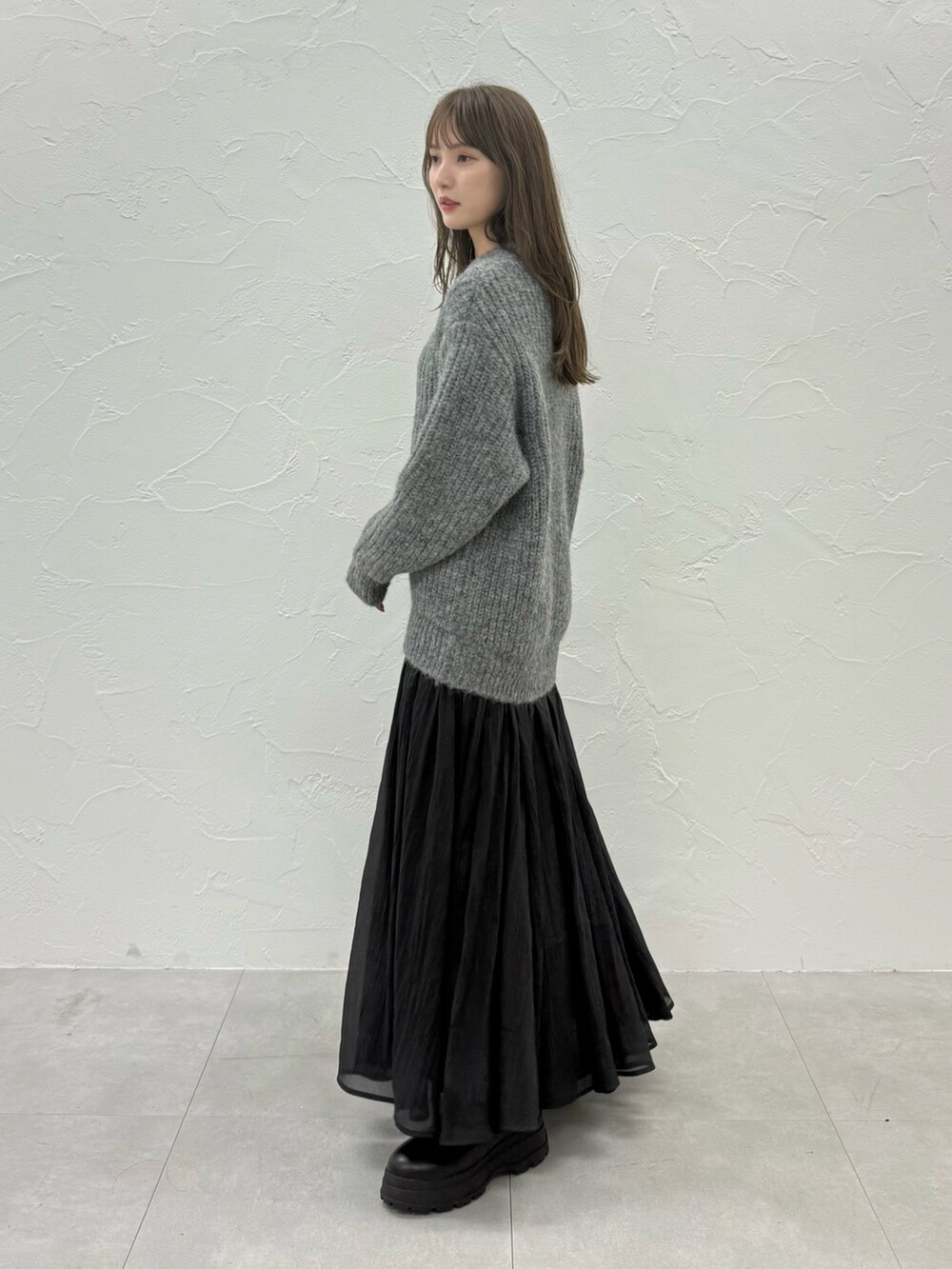 グレー系のワンピースを着用したレディースの秋コーディネートの2枚目の写真