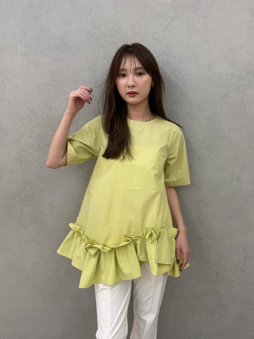 ホワイト系のその他パンツ、シルバー系のパンプス、イエロー系のシャツ/ブラウスを着用したレディースの春コーディネートの5枚目の写真