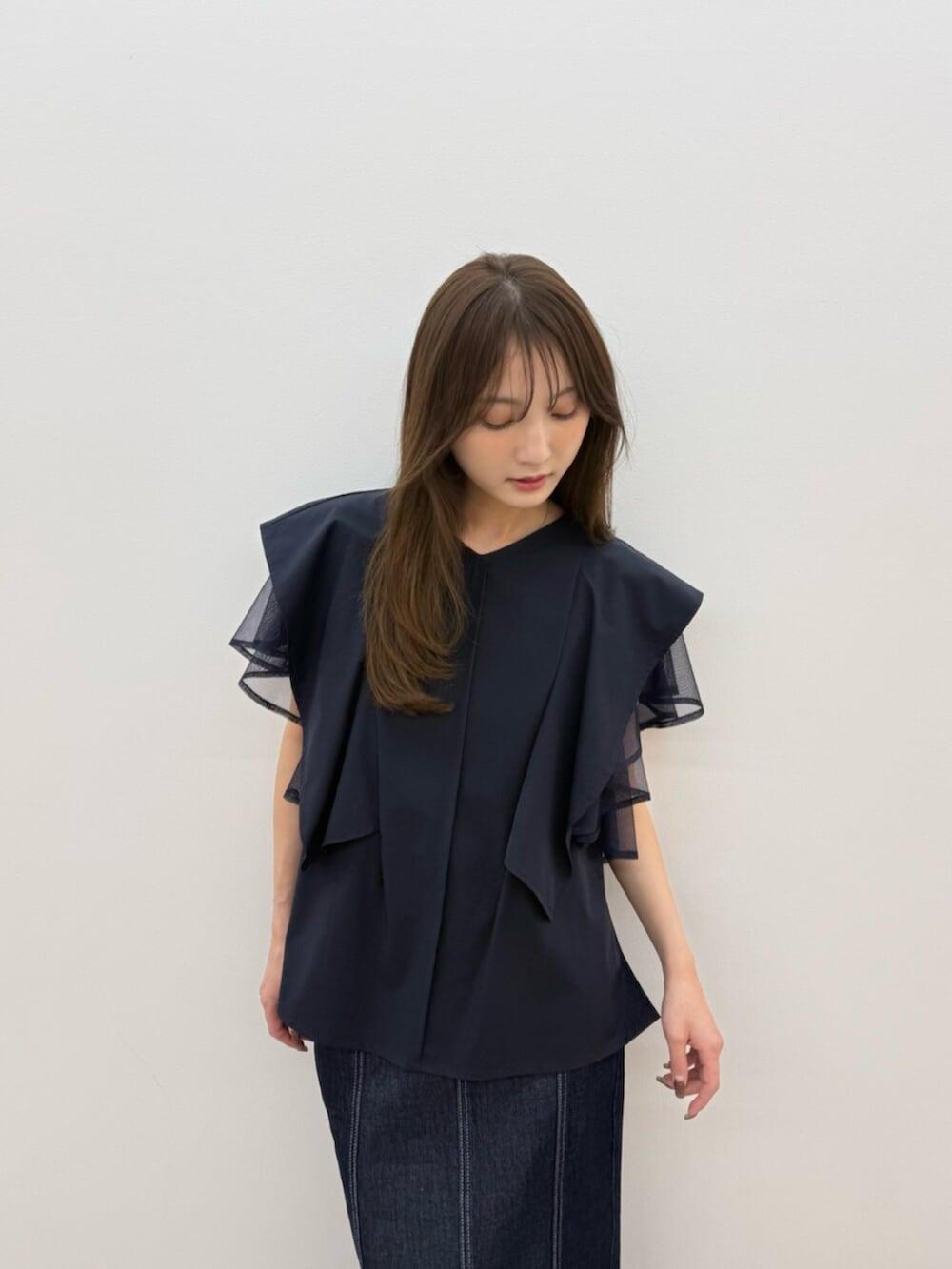 シルバー系のパンプス、ブルー系のシャツ/ブラウス、ブルー系のスカートを着用したレディースの春コーディネートの5枚目の写真