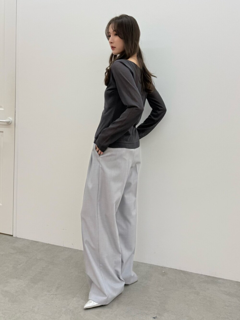 グレー系のカーディガン/ボレロ、グレー系のその他パンツを着用したレディースの冬コーディネートの2枚目の写真