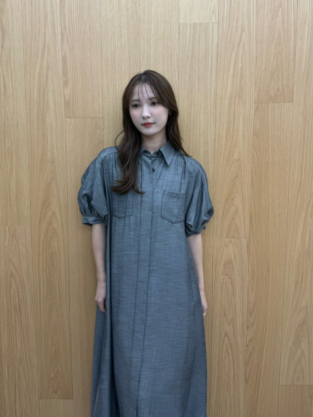 ブラック系のサンダル、グレー系のワンピースを着用したレディースの夏コーディネートの5枚目の写真