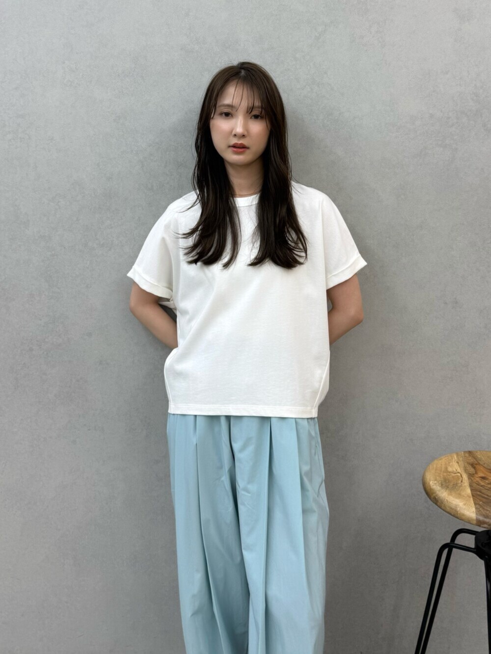 ブラック系のサンダル、ホワイト系のTシャツ/カットソー、グリーン系のその他パンツを着用したレディースの春コーディネートの4枚目の写真