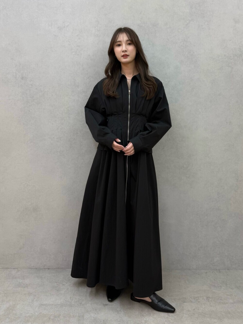 ブラック系のパンプス、ブラック系のワンピースを着用したレディースの冬コーディネートの6枚目の写真