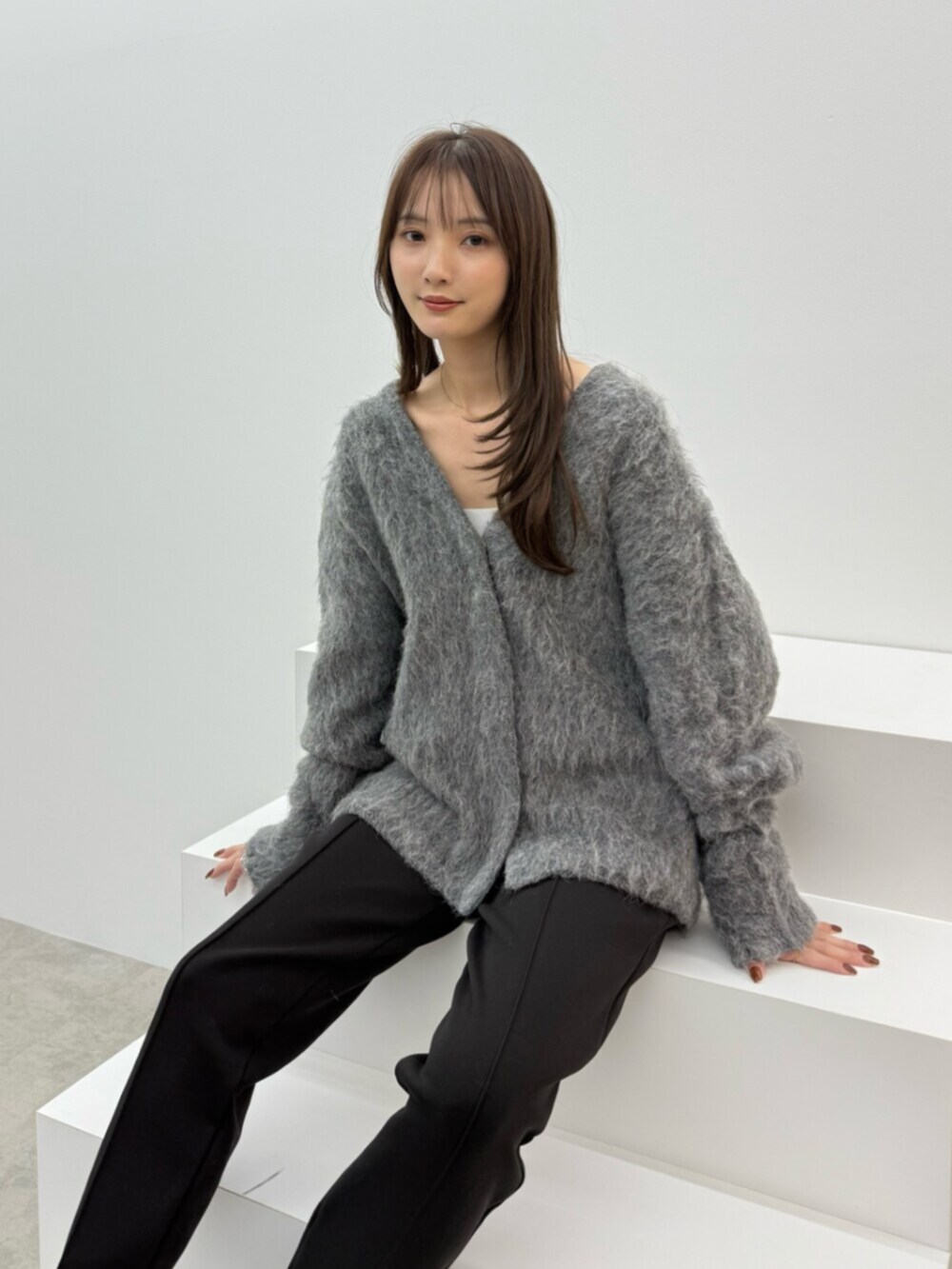 グレー系のカーディガン/ボレロ、ブラック系のその他パンツ、シルバー系のパンプスを着用したレディースの秋コーディネートの5枚目の写真