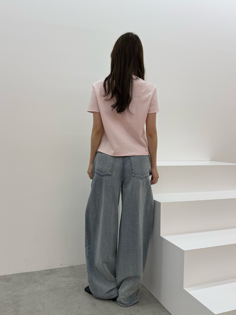 ピンク系のTシャツ/カットソー、ブルー系のデニムパンツを着用したレディースの夏コーディネートの4枚目の写真