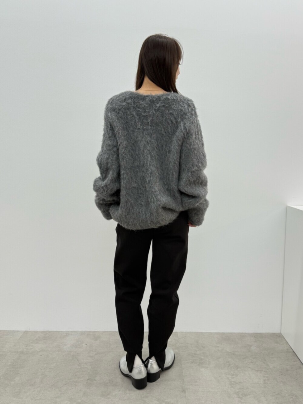 グレー系のカーディガン/ボレロ、ブラック系のその他パンツ、シルバー系のパンプスを着用したレディースの秋コーディネートの3枚目の写真