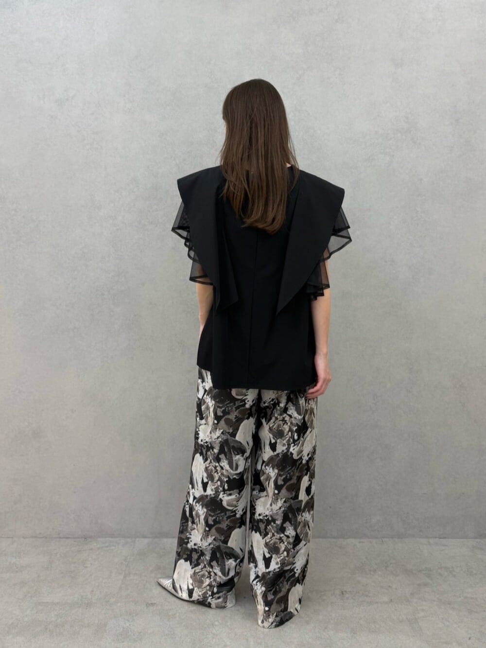 ブラック系のパンプス、ブラック系のシャツ/ブラウス、ブラック系のその他パンツを着用したレディースの春コーディネートの4枚目の写真