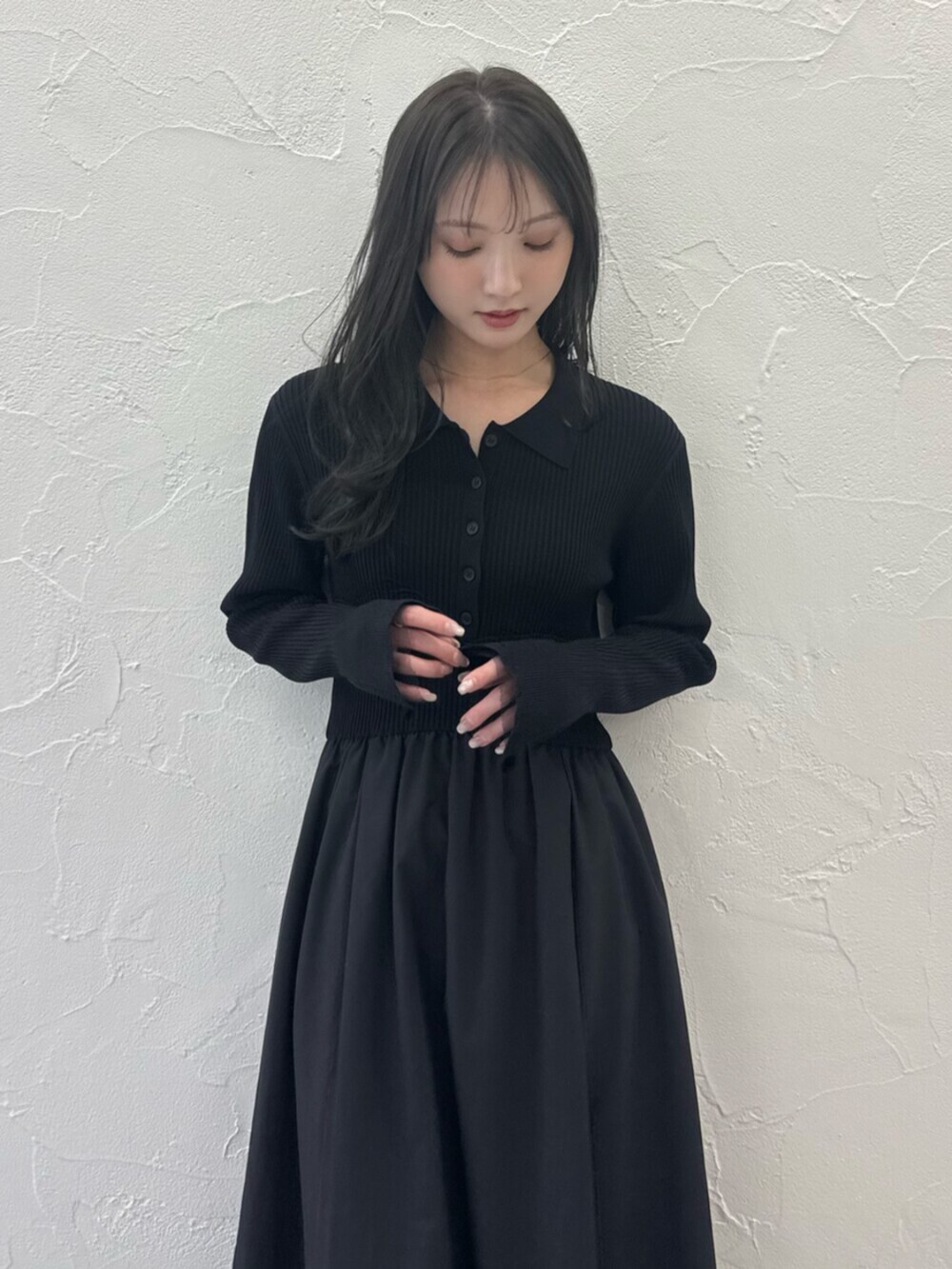 シルバー系のパンプス、ブラック系のワンピースを着用したレディースの春コーディネートの5枚目の写真