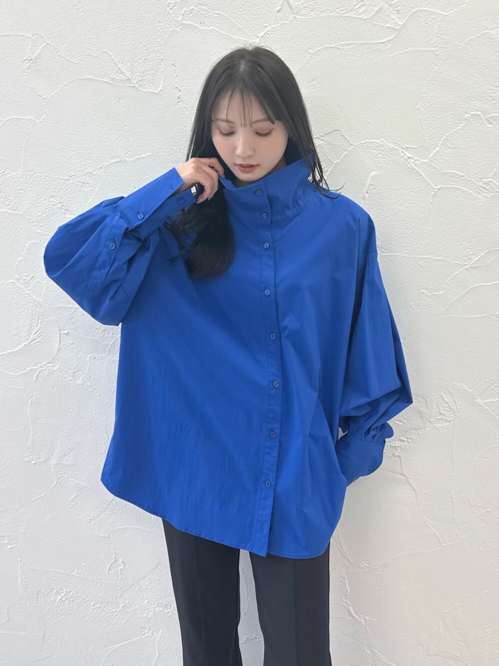 シルバー系のパンプス、ブラック系のその他パンツ、ブルー系のブルゾンを着用したレディースの春コーディネートの5枚目の写真