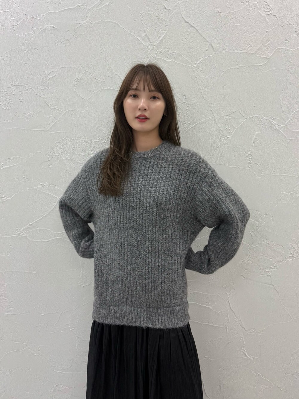 グレー系のワンピースを着用したレディースの秋コーディネートの4枚目の写真