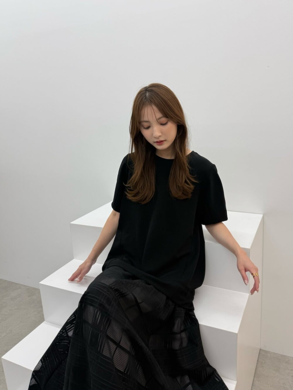 ブラック系のワンピース、ブラック系のサンダルを着用したレディースの春コーディネートの5枚目の写真