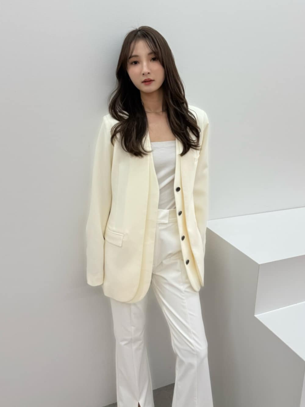 ホワイト系のその他パンツ、ホワイト系のノーカラージャケットを着用したレディースの冬コーディネートの5枚目の写真