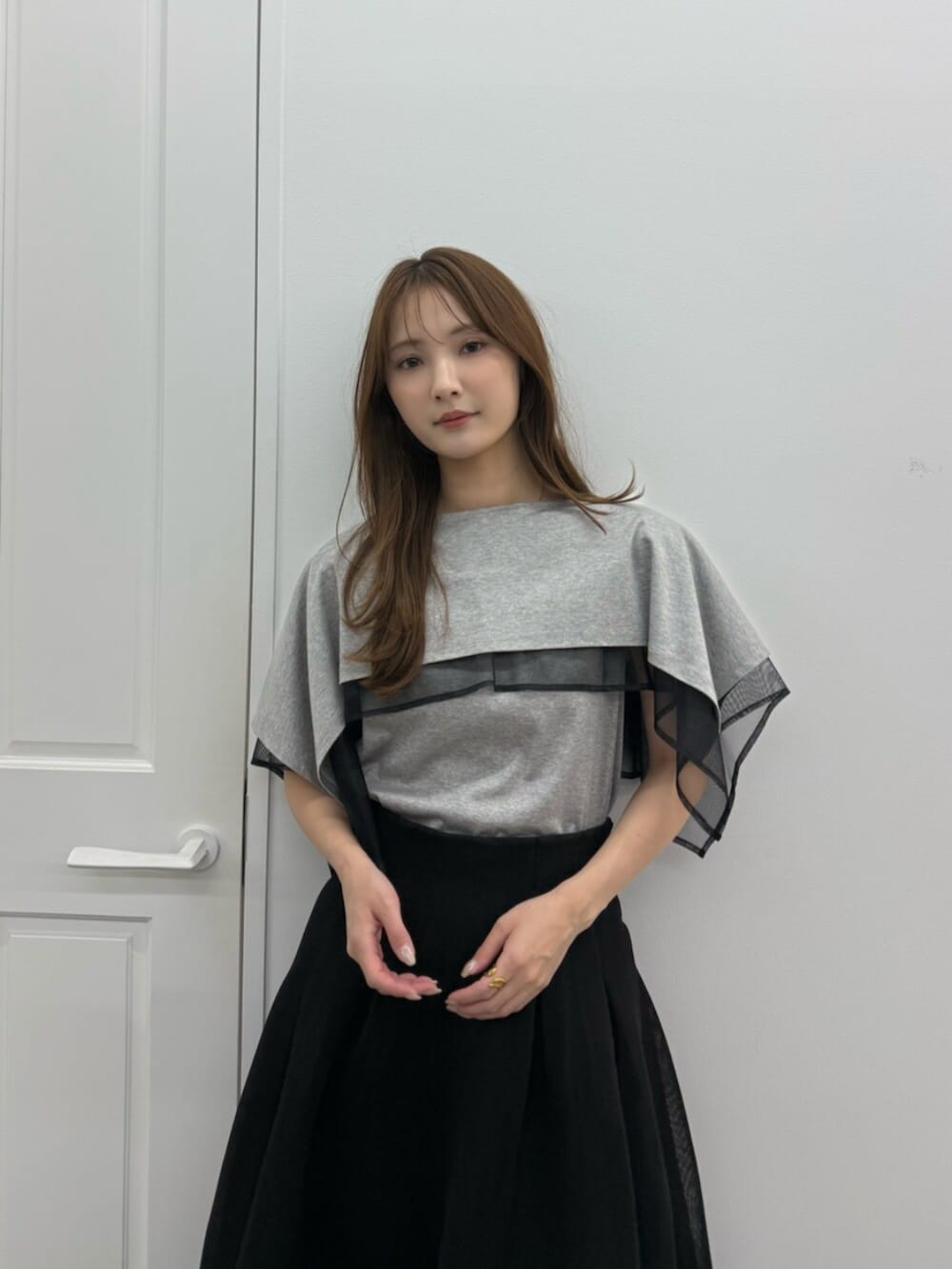 ブラック系のサンダル、グレー系のTシャツ/カットソー、ブラック系のスカートを着用したレディースの春コーディネートの4枚目の写真