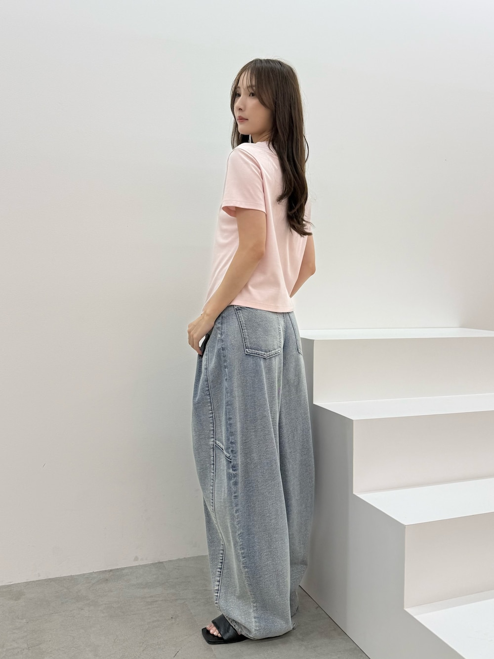 ピンク系のTシャツ/カットソー、ブルー系のデニムパンツを着用したレディースの夏コーディネートの3枚目の写真